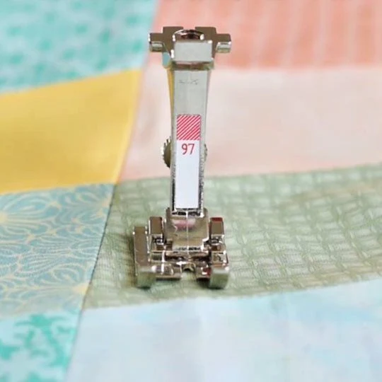 BERNINA 570 QE new: лапка для пэчворка и строчка на лоскутном полотне